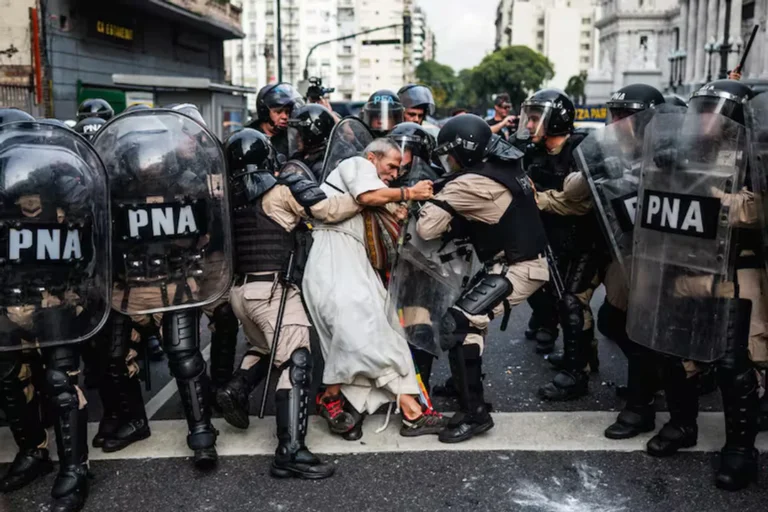 Fotografía premiada de Tadeo Bourbon en el World Press Photo que muestra una escena durante una protesta social.