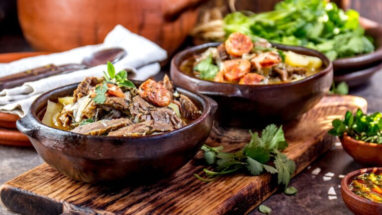 Platos típicos de la gastronomía chilena, incluyendo mariscos y preparaciones tradicionales.