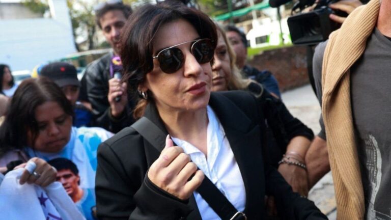 Gianinna Maradona llega a los tribunales de San Isidro para declarar en el juicio por la muerte de su padre.