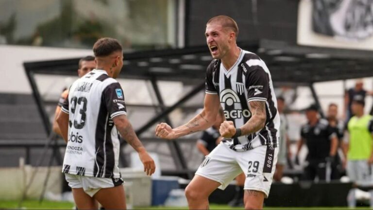 Jugadores de Gimnasia de Mendoza celebran un gol durante el partido contra Vélez Sarsfield.