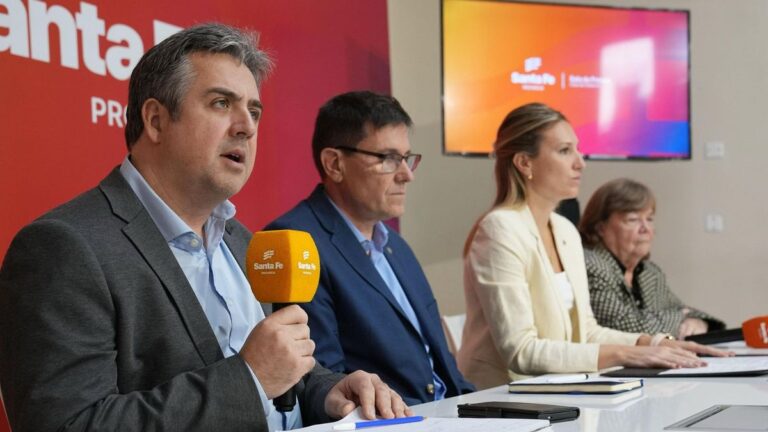 Autoridades de Seguridad y Educación de Santa Fe durante la conferencia de prensa sobre falsas amenazas.