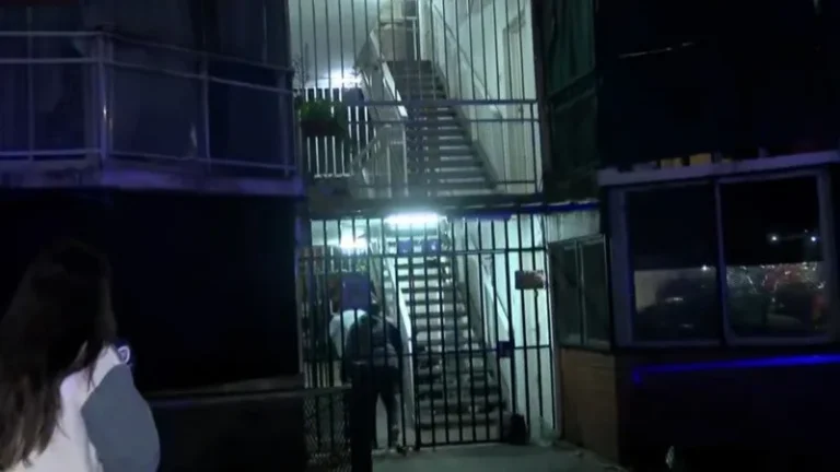 Policía en la puerta de un edificio de monoblocks en zona sur de Rosario