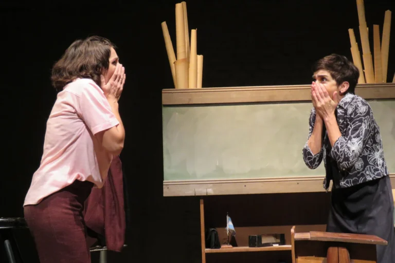 Escena de la obra de teatro "No descansa nunca" del grupo Hijos de Roche en Espacio Bravo, Rosario.