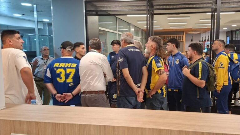 Grupo de hinchas esperando en el Aeropuerto Internacional de Rosario