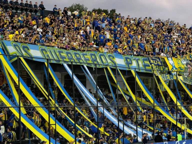 Hinchas de Rosario Central en el estadio La Huerta de Libertad, en Asunción, Paraguay.