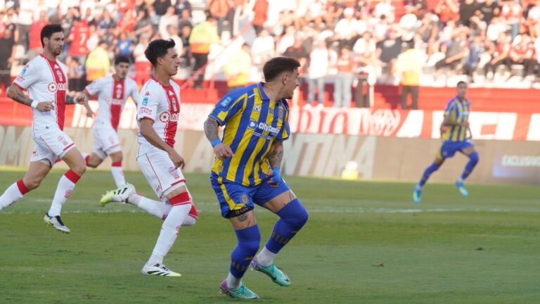 Jugadores de Huracán y Rosario Central durante el partido del Torneo Apertura en el estadio.