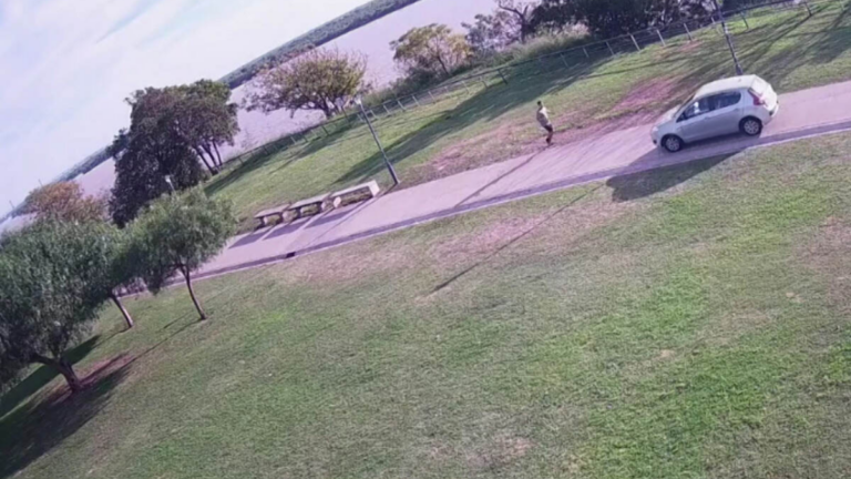 Vista del Parque de las Colectividades en la costanera de Santa Fe, espacio público donde ocurrió el hecho.