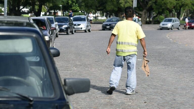 Cuidacoches en la calle de Rosario
