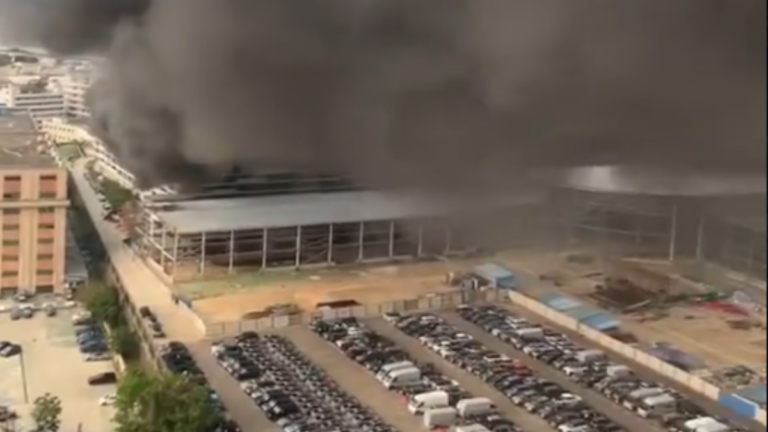 Columna de humo negro sobre la planta de BYD en Shenzhen, China, durante el incendio.