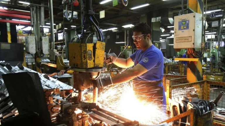 Gráfico con la caída de empleo industrial en Argentina desde diciembre de 2023