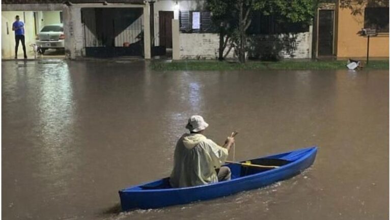 Calle anegada y vehículo transitando con precaución en una localidad del norte de Santa Fe tras las intensas lluvias.