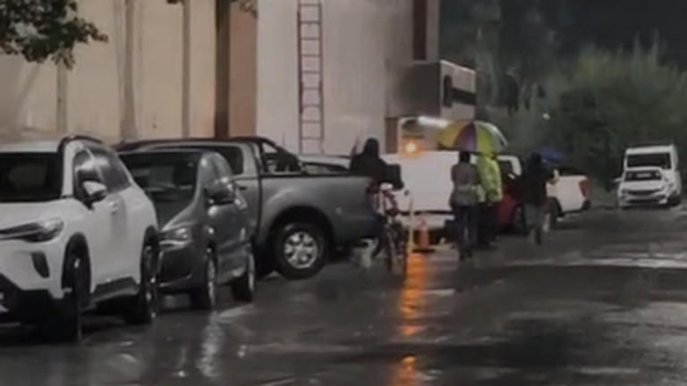 Vista del cervezoducto de Cervecería Santa Fe, un tubo que transporta cerveza sobre la calle.