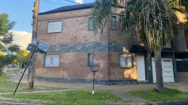 Calle del barrio Candioti en Santa Fe, zona donde se investiga el hallazgo de una pareja sin vida.