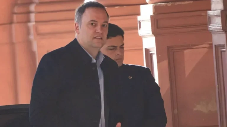 Fotografía del Jefe de Gabinete de la Nación, Manuel Adorni, en un acto oficial.