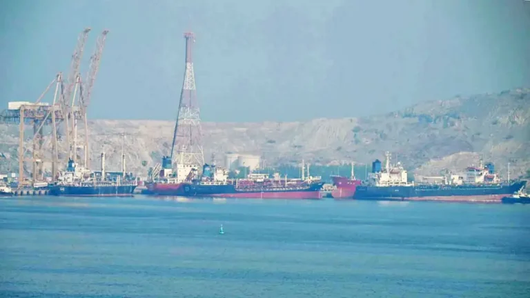 Ilustración de un buque carguero en el Golfo de Omán, zona de tensión marítima.