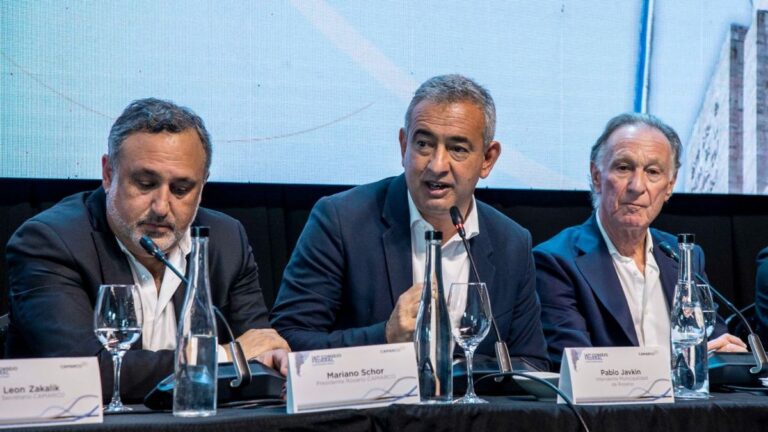 Intendente Pablo Javkin durante su exposición en el congreso de la Cámara Argentina de la Construcción en Rosario.