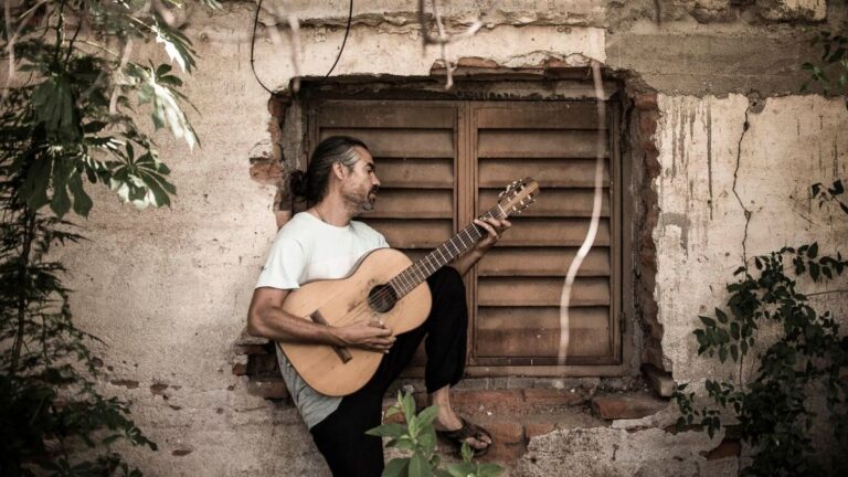 José Luis Aguirre, músico folklórico, en presentación en vivo