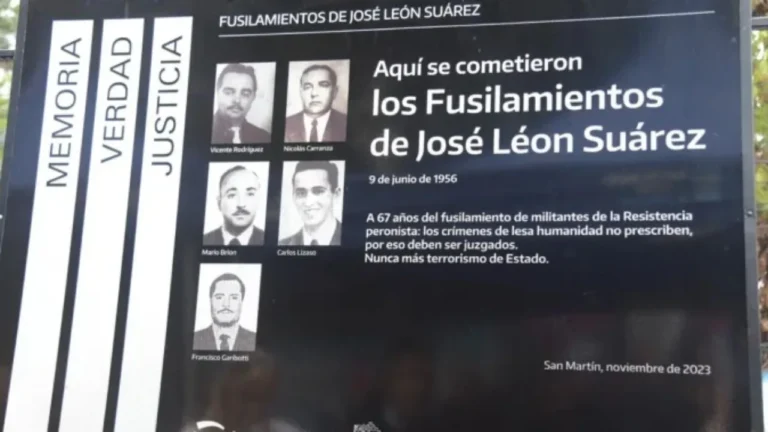 Libro Operación Masacre de Rodolfo Walsh sobre un escritorio, junto a documentos judiciales.