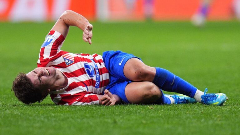 Julián Álvarez sale del campo de juego con gesto de dolor durante el partido Atlético Madrid vs Arsenal