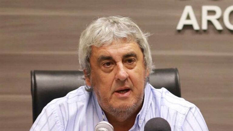 Juez analizando documentos sobre la reforma laboral y el paro docente
