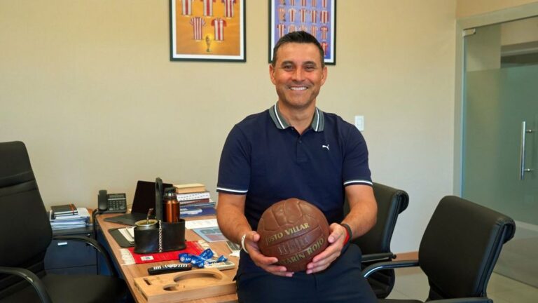 Justo Villar, exarquero de Newell's, en su oficina de la Asociación Paraguaya de Fútbol