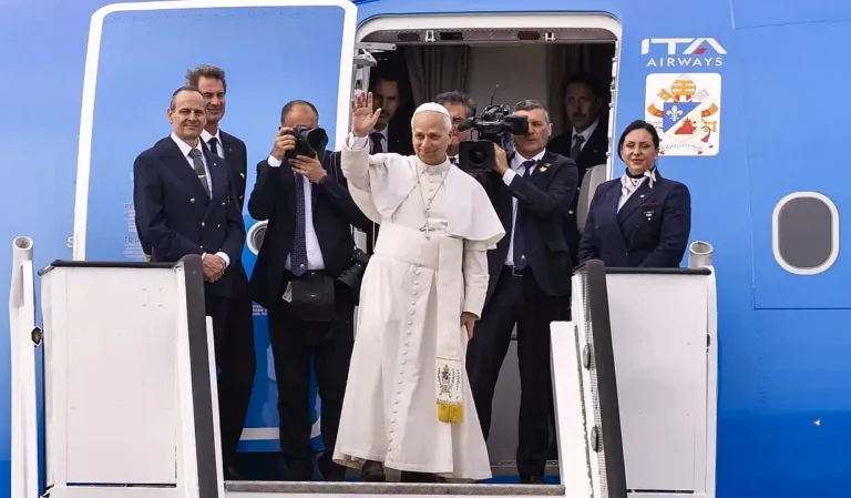 El Papa León XIV durante un viaje internacional.