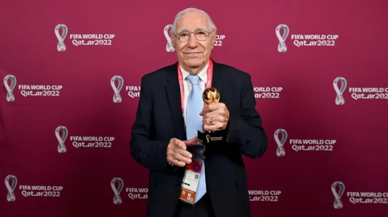 Enrique Macaya Márquez, periodista deportivo, en una transmisión mundialista