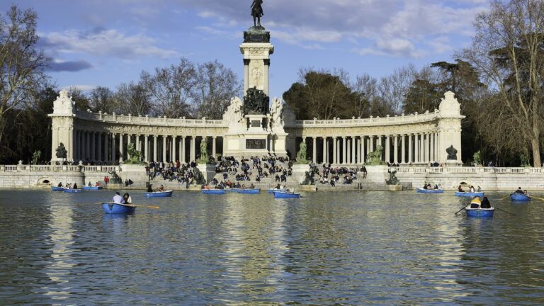 Vista aérea de parques y zonas peatonales en el centro de Madrid