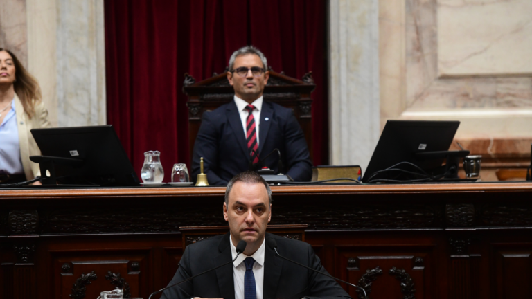 Manuel Adorni en la Cámara de Diputados durante su informe de gestión