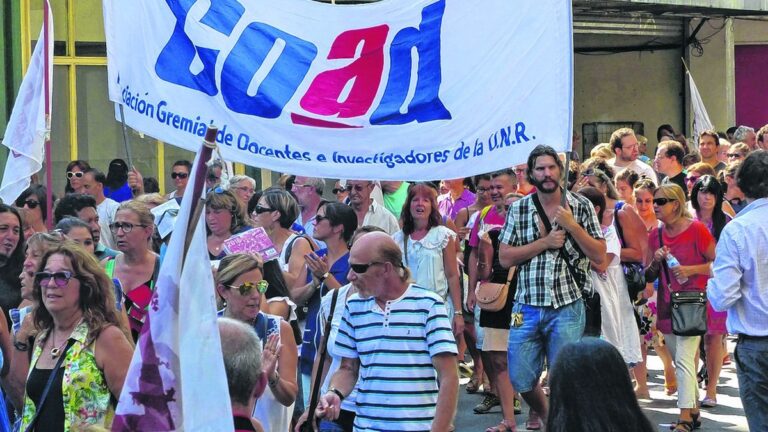 Marcha de antorchas de estudiantes y docentes de la UNR en Rosario