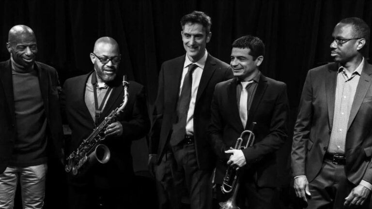 Mariano Loiácono con su trompeta en un escenario de jazz