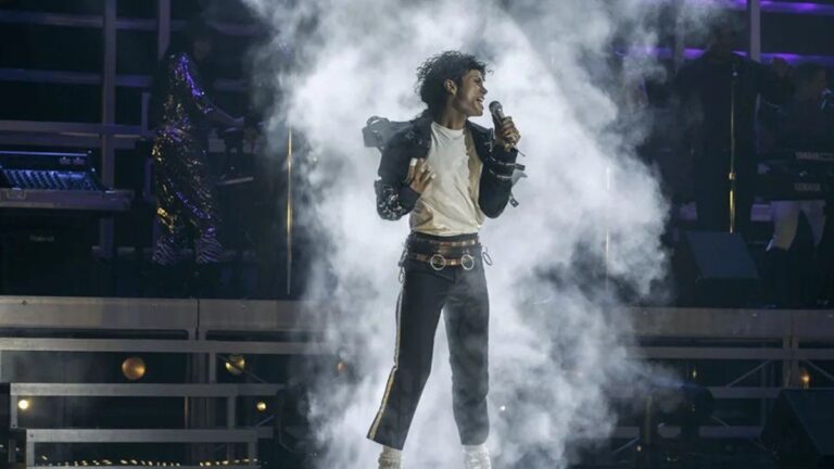 Cartel de la película Michael con Michael Jackson de fondo
