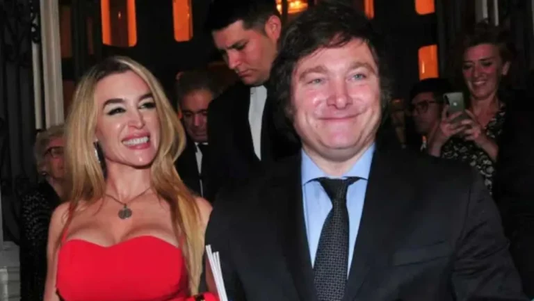 Roberto Piazza, Javier Milei y Fátima Flórez en un evento benéfico de moda.