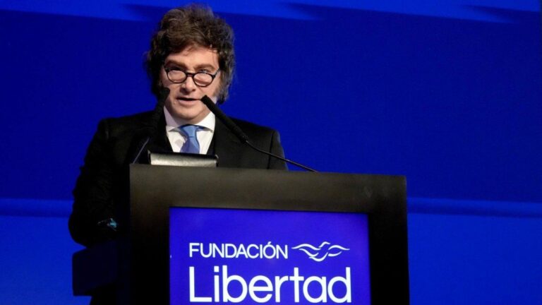 Javier Milei durante su discurso en la cena anual de la Fundación Libertad