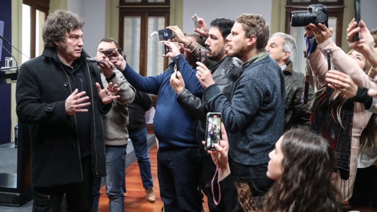 Javier Milei en la Casa Rosada junto a periodistas acreditados