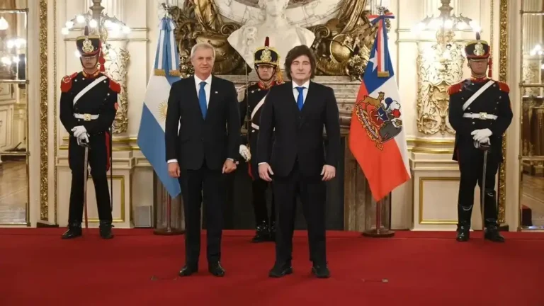 Los presidentes Javier Milei y José Antonio Kast se saludan en el Salón Blanco de la Casa Rosada.