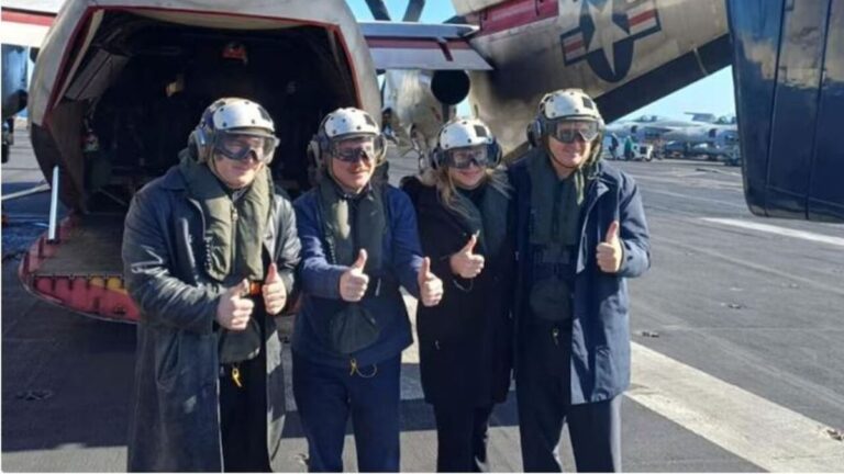 Portaaviones estadounidense USS Nimitz en el mar