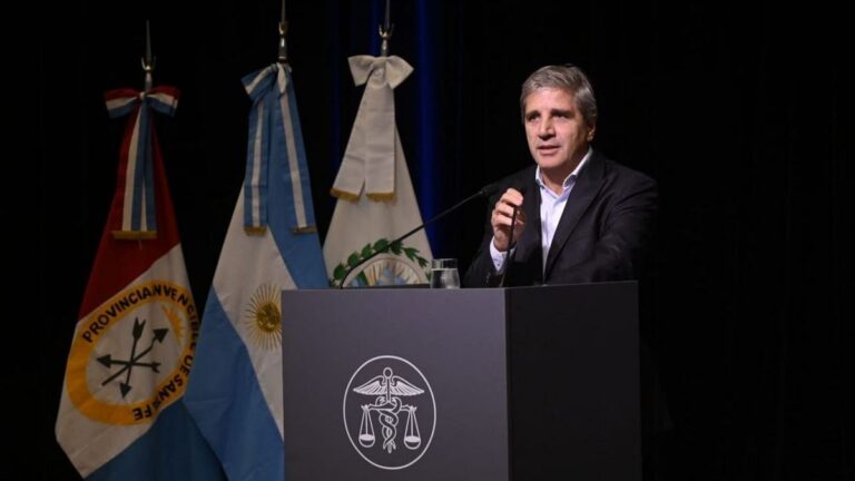 Ministro de Economía Luis Caputo en un auditorio durante una presentación.