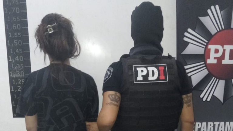 Ilustración genérica de un símbolo de justicia en contexto urbano, representando una noticia judicial en Santa Fe.