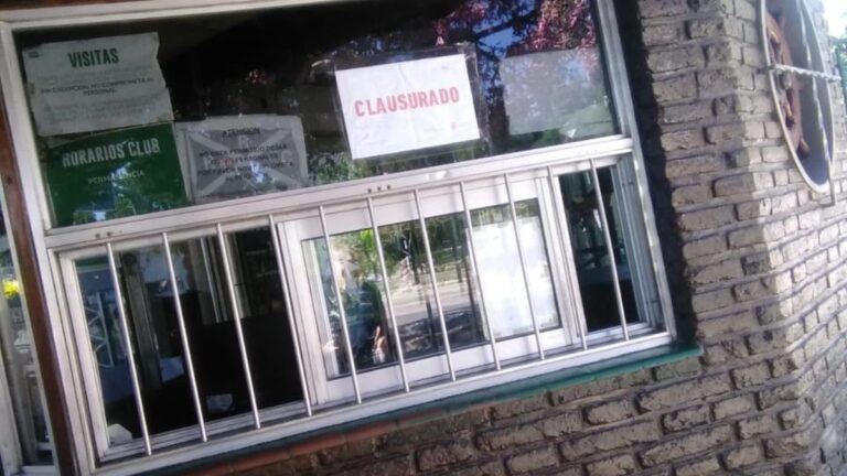 Fachada del Rowing Club en Santa Fe con faja de clausura administrativa visible.