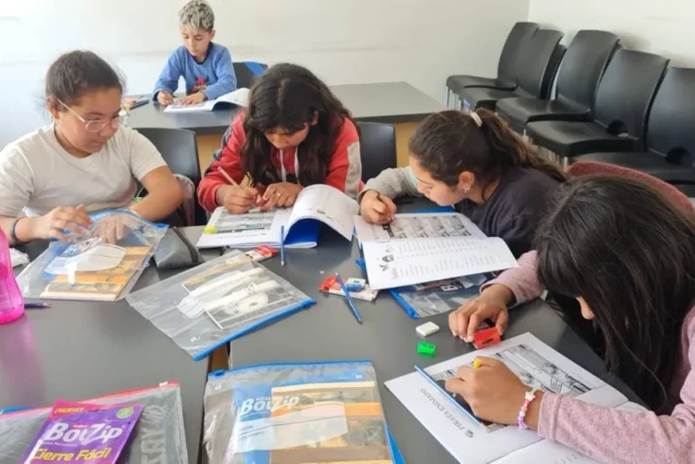 Niños participando en una actividad de lectura en un centro municipal de Rosario