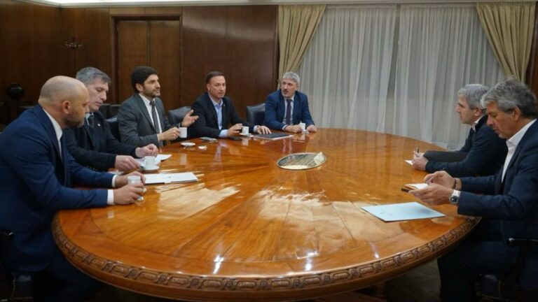 Gobernador Pullaro y ministro Caputo durante anuncio de cesión de la ruta A012 en Rosario
