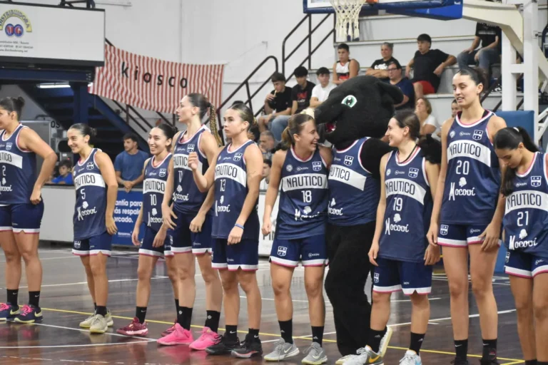 Jugadoras de Náutico Sportivo Avellaneda en un partido de la Liga Femenina de básquetbol