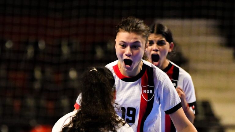 Equipo femenino de futsal de Newell's Old Boys en partido de la Primera B de AFA