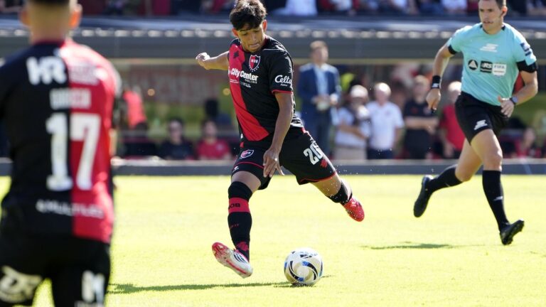 Jugadores de Newell's Old Boys y Unión durante un partido anterior en el estadio 15 de Abril de Santa Fe.