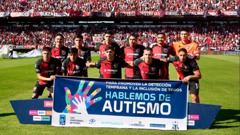 Jugadores de Newell's Old Boys y San Lorenzo durante el partido en el estadio Pedro Bidegain.