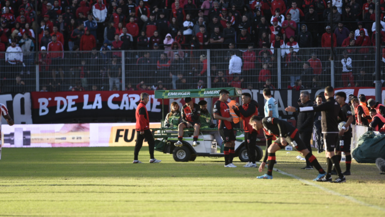 Oscar Salomón lesionado en el campo de juego con asistencia médica