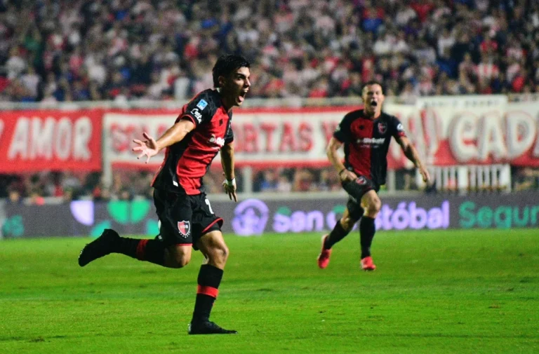Estadio Coloso Marcelo Bielsa con la camiseta de Newell's Old Boys