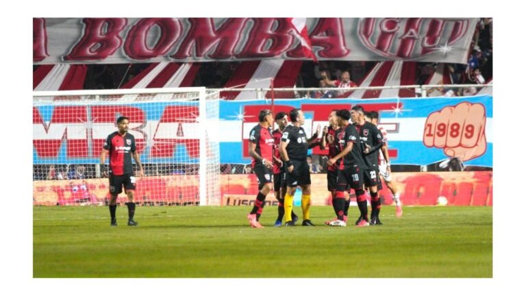 Acción de juego durante el partido entre Newell's Old Boys y Unión de Santa Fe en el estadio 15 de Abril.