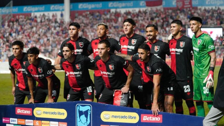 Jugadores de Newell's Old Boys celebran un gol durante el partido frente a Unión en el estadio 15 de Abril.